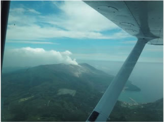 噴火活動解明のためのセスナ機による観測の様子（口之永良部島）