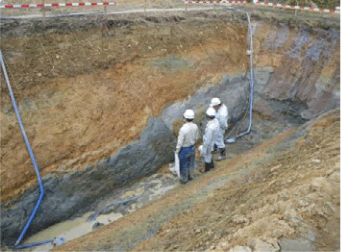 活断層評価のためのトレンチ調査の様子（小倉東断層：福岡県北九州市内）