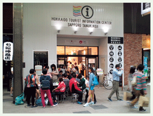 図1　震災後、多くの観光客が観光案内所に集まっている様子